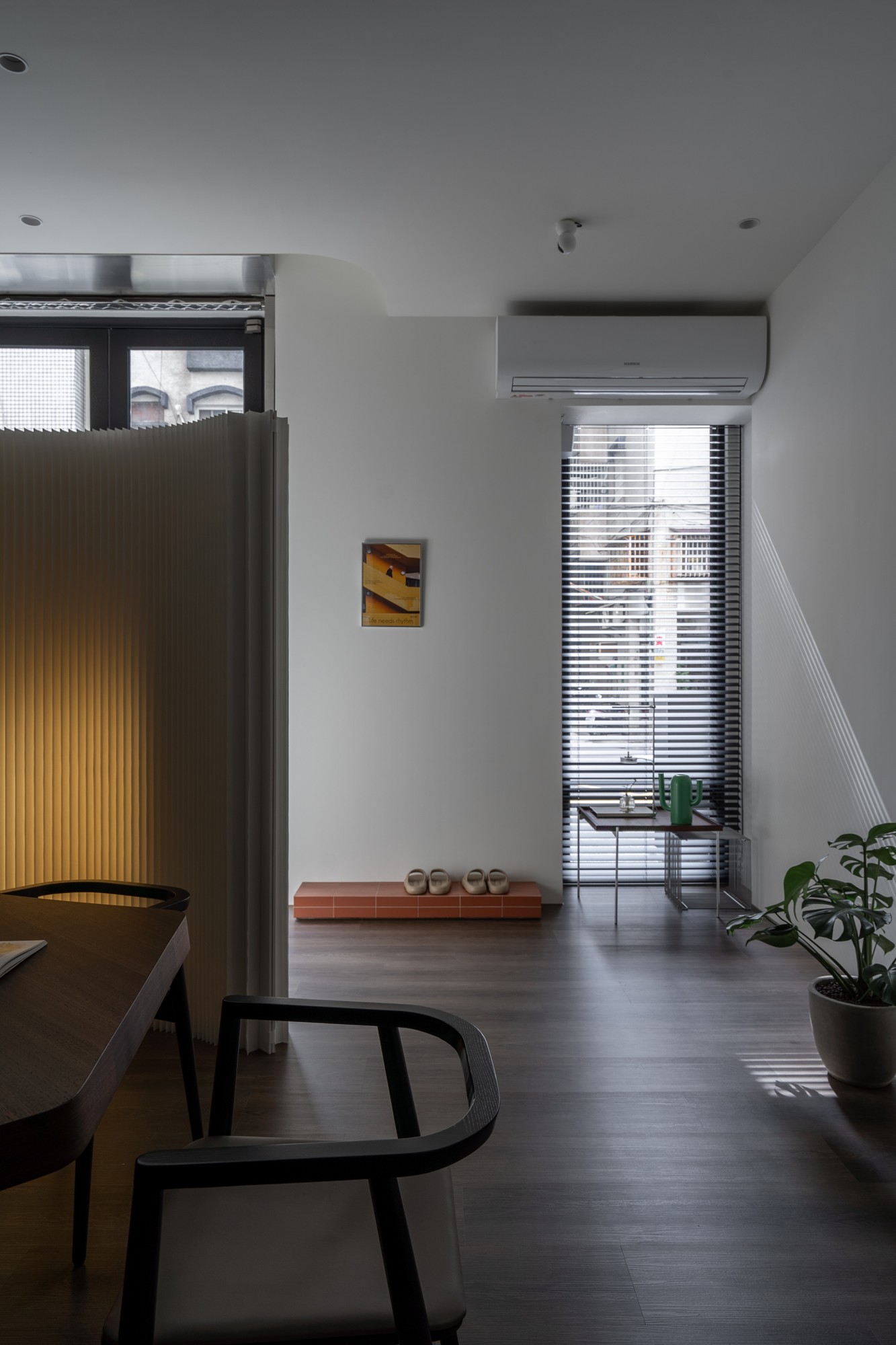 025 Vangas Office — 03