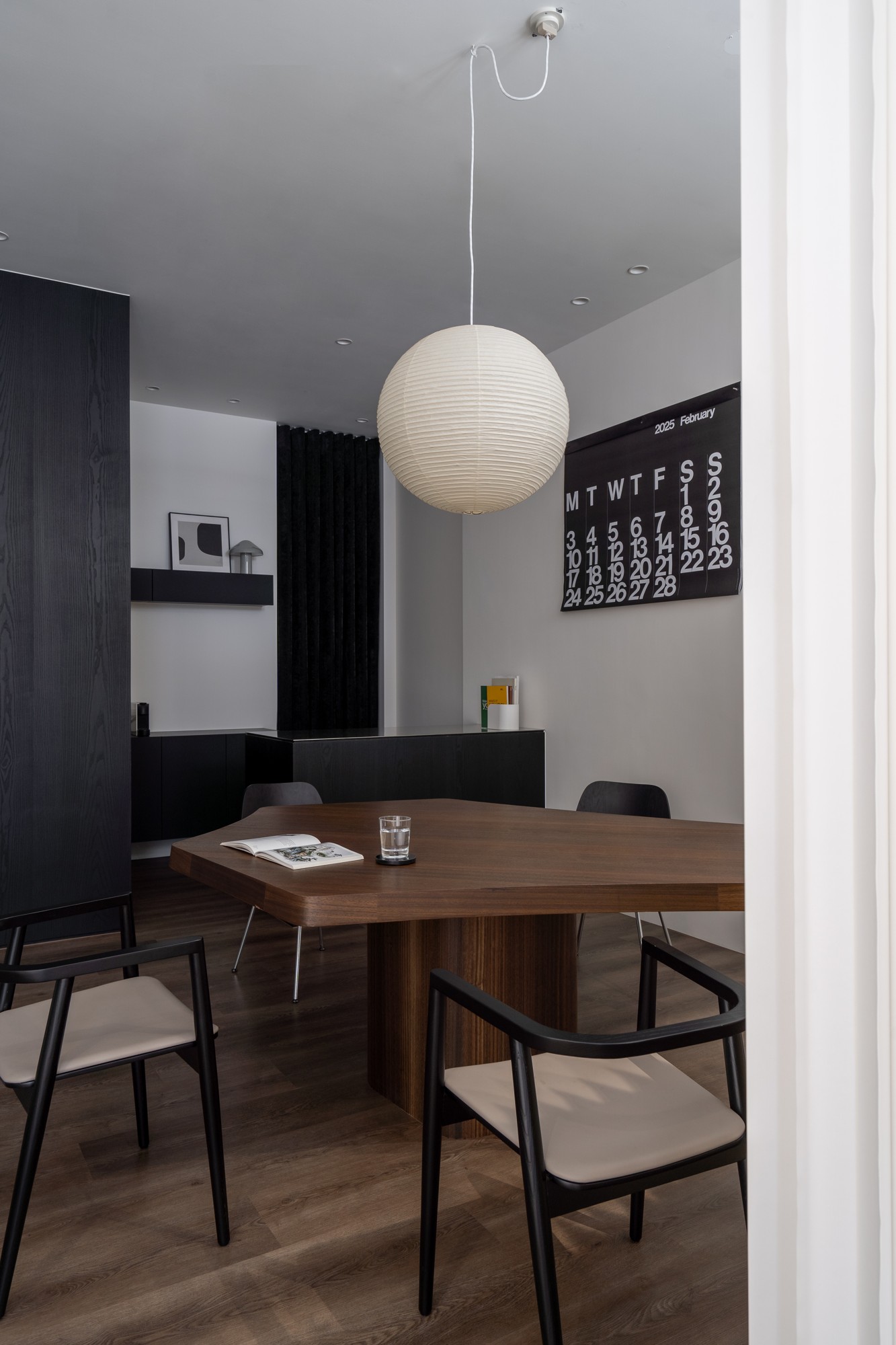 025 Vangas Office — 06